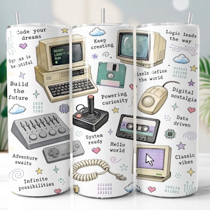 Peut inclure: Un gobelet cylindrique à fond blanc orné d'illustrations d'ordinateurs rétro, dont un écran, une disquette, un joystick, une cassette et une souris. Le texte inclut Code your dreams, Syntax is beautiful, Build the future, Keep creating, Powering curiosity, System ready, Hello world, Logic leads the way, Pixels define the world, Digital nostalgia, Data driven, Adventure awaits, Classic vibes et Infinite possibilities.