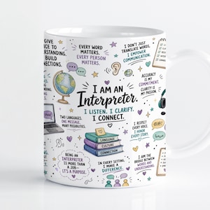 Puede incluir: Una taza de cerámica blanca con ilustraciones coloridas y texto relacionado con la interpretación. El diseño incluye un globo terráqueo, una pila de libros etiquetados como Language, Culture, Connection y frases como I am an Interpreter. I listen. I clarify. I connect.