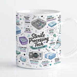 Op de afbeelding: Een witte keramische mok met kleurrijke illustraties van medische sterilisatieapparatuur, waaronder een mand met instrumenten, een autoclaaf en verpakte benodigdheden, met de tekst Sterile Processing Tech en diverse motiverende zinnen.