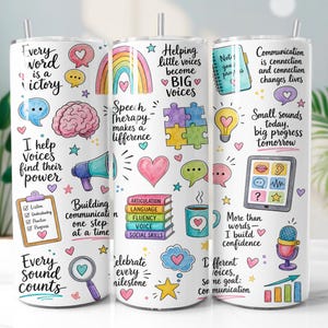 Puede incluir: Un vaso cilíndrico blanco con un patrón colorido de ilustraciones sobre logopedia, que incluye un arcoíris, un cerebro, un megáfono, piezas de rompecabezas, libros y una tableta, junto al texto Every word is a victory.