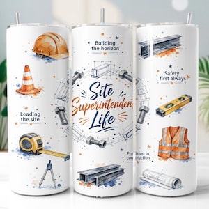 Könnte beinhalten: Ein weißer zylindrischer Becher mit Aquarellillustrationen von Baustellenausrüstung wie Schutzhelm, Leitkegel, Maßband, Zirkel, Stahlträgern, Wasserwaage und Warnweste sowie dem Text "Site Superintendent Life" und "Building the horizon".