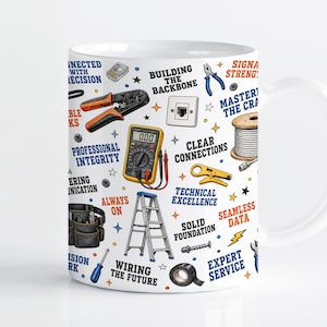 Könnte beinhalten: Ein weißer Keramikbecher mit einem wiederkehrenden Muster aus elektrischen Werkzeugen und Geräten, darunter ein Multimeter, eine Leiter, Zangen und eine Kabelrolle. Das Design enthält Texte wie Building the Backbone, Clear Connections und Expert Service.