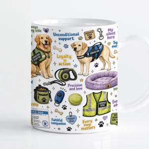 Puede incluir: Una taza de cerámica blanca con un patrón repetitivo de perros de asistencia, incluyendo un golden retriever y un labrador amarillo con chalecos de servicio. El diseño incluye ilustraciones de una cama para perro, pelota de tenis, bolsa de premios, correa y textos como Unconditional support, My silent hero y Service dog certification.