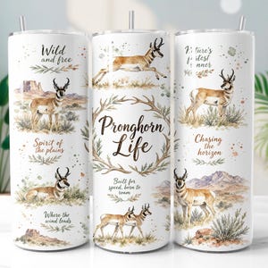 Peut inclure: Trois gobelets cylindriques blancs avec pailles en métal ornés d'illustrations à l'aquarelle d'antilopes d'Amérique dans des paysages désertiques. Le texte inclut "Wild and free", "Pronghorn Life", "Built for speed, born to roam" et "Chasing the horizon".