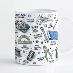 Puede incluir: Una taza de cerámica blanca con un patrón repetitivo de herramientas y componentes de ingeniería que incluyen engranajes, un calibrador, una llave inglesa, alicates, un resorte y un plano. El diseño incluye textos como Engineering Solutions, Precision Matters, Build the Future, Mechanical Excellence, Design with Purpose, Think Constructively, Power Through Logic, Engineering Progress y Every Detail Matters.