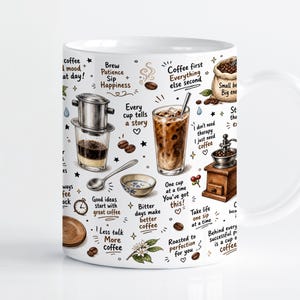 Puede incluir: Una taza de cerámica blanca con un patrón colorido de ilustraciones relacionadas con el café, que incluyen una prensa de café, café helado, un molinillo y granos de café, intercalados con varias citas inspiradoras sobre el café en letra negra.
