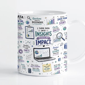 Peut inclure: Un mug en céramique blanche avec une impression graphique colorée portant le texte I TURN DATA INTO INSIGHTS INSIGHTS INTO IMPACT. Le design comprend des illustrations d'un ordinateur portable, de graphiques, d'une loupe et de phrases motivantes.