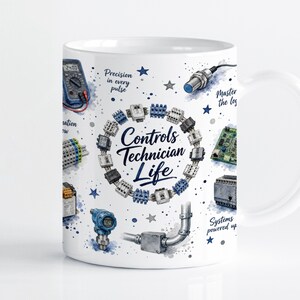 Könnte beinhalten: Ein weißer Keramikbecher mit einer farbigen Illustration industrieller elektrischer Komponenten, darunter ein Multimeter, Sensoren und in einem Kreis angeordnete Reihenklemmen. Der Text lautet Controls Technician Life, Precision in every pulse, Master the logic und Systems powered up, akzentuiert durch blaue Sterne.