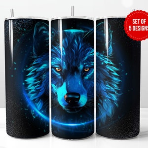 Op de afbeelding: Set van vijf bekerontwerpen met een blauwe wolf met gloeiende ogen op een zwarte achtergrond met een cirkel van licht rond het hoofd van de wolf.  "Set of 5 Designs" staat in rood op een witte cirkel.