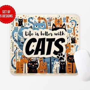 Op de afbeelding: Een kleurrijke muismat met een ontwerp van veel katten en de tekst "Het leven is beter met katten".