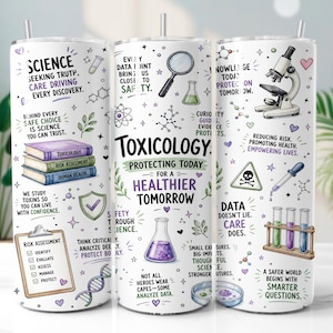 Pode incluir: Um copo cilíndrico branco com uma estampa colorida sobre toxicologia, incluindo ilustrações científicas como um microscópio, tubos de ensaio, uma lupa e livros. O design apresenta textos motivacionais sobre ciência, segurança e saúde.