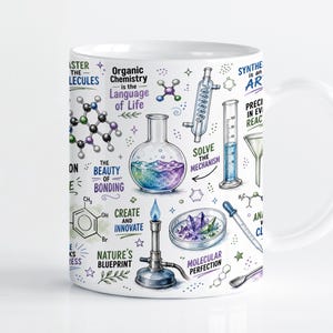 Può includere: Una tazza in ceramica bianca con una stampa colorata a tema chimico. Il design include illustrazioni di vetreria da laboratorio come un pallone a fondo tondo, un cilindro graduato, un becco Bunsen e una piastra di Petri con cristalli e testi.