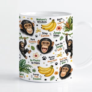 Puede incluir: Una taza de cerámica blanca con un patrón repetitivo de chimpancés, plátanos amarillos, hojas tropicales y flores de hibisco. El diseño incluye textos como Nature's Wisdom, Born to Explore, Stay Curious, Jungle Vibes, Pure Curiosity, Love the Jungle Life, Be Playful Be Happy, Monkey Mood: Always Happy, Good Days Grow in the Wild, Wild Free y Energy Fun Freedom.