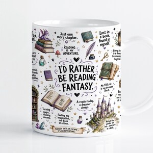 Może przedstawiać: Biały ceramiczny kubek z kolorową ilustracją książek, smoka, zamku i różnych ikon fantasy. Tekst głosi: I'D RATHER BE READING FANTASY, READING IS MY ADVENTURE oraz inne zwroty dotyczące książek i czytania.