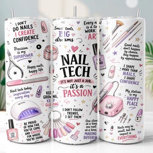 Könnte beinhalten: Ein weißer zylindrischer Becher mit bunten Illustrationen von Nagelstudio-Werkzeugen wie Pinseln, einer Nagellampe und Nagellackflaschen. Das Design enthält motivierende Texte wie Nail Tech, It's Not Just A Job, It's A Passion und I Don't Do Nails I Create Confidence.