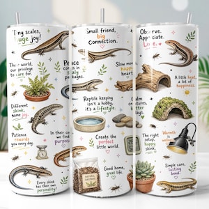 Op de afbeelding: Een witte cilindrische beker met illustraties van skinken, potplanten, een waterschaal, een warmtelamp, een houten schuilplaats en een zak substraat. Het ontwerp bevat teksten zoals Tiny scales, huge joy, Small friend, big connection en Observe. Appreciate.