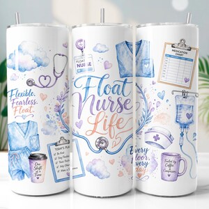 Op de afbeelding: Een witte cilindrische beker met een aquarelontwerp met medische thema's, waaronder een stethoscoop, scrubs, een medicatiekaart, een infuuszak en een verpleegsterskapje. De tekst luidt "Float Nurse Life", "Flexible. Fearless. Float." en "Fueled by Coffee & Compassion."