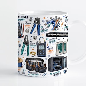 Puede incluir: Una taza de cerámica blanca con un estampado gráfico detallado de diversas herramientas y equipos de red, incluyendo alicates de crimpado, probadores de cables, paneles de conexión y un cinturón de herramientas. El diseño incluye pasos numerados y etiquetas de texto como Connectivity Defined, Cable Mastery y Structured Success.