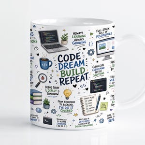 Puede incluir: Una taza de cerámica blanca con un patrón colorido de ilustraciones y textos sobre programación, incluyendo la frase CODE DREAM BUILD REPEAT, un portátil, un monitor de ordenador, una bombilla, un cuaderno y varios iconos de código.