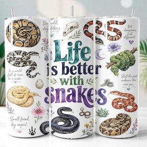 Op de afbeelding: Een witte cilindrische beker met diverse slangenillustraties, bloemmotieven en teksten zoals 'Life is better with snakes', 'Stay wild, stay slithery', 'In a world full of noise, be a snake', 'Small friend, big impact' en 'Shed the past, embrace the new you'.