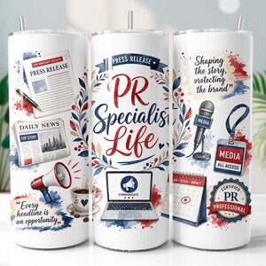 Può includere: Un bicchiere cilindrico bianco caratterizzato da un design grafico colorato con il testo PR Specialist Life, Press Release, Daily News, Shaping the story, protecting the brand e Certified PR Professional, insieme a illustrazioni di un portatile, un microfono e un megafono.