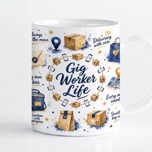 Op de afbeelding: Een witte keramische mok met een blauw en goud aquarelontwerp met de tekst Gig Worker Life. Het patroon bevat illustraties van kartonnen dozen, smartphones, bezorgtassen, enveloppen en kaartspelden met motiverende zinnen.