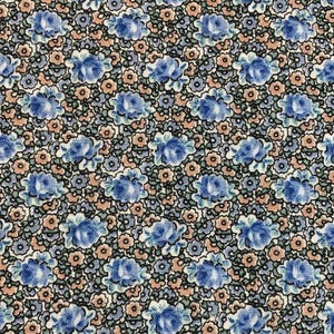 以下が含まれることがあります： 繰り返し模様の生地。青いバラと小さな桃色の花が黒い背景にデザインされています。全体的な効果は、さまざまな縫製プロジェクトに適した、密度の高いオールオーバープリントです。