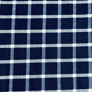 Puede incluir: Una tela azul marino con un patr&oacute;n de cuadros blancos.