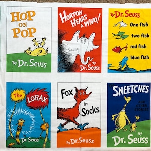 Könnte beinhalten: Ein rechteckiger Stoffabschnitt mit zehn verschiedenen Buchcover-Illustrationen von Dr. Seuss, angeordnet in zwei Reihen. Die Titel umfassen Yertle the Turtle, Hop on Pop, Horton Hears a Who, One Fish Two Fish Red Fish Blue Fish, The Cat in the Hat, How the Grinch Stole Christmas, The Lorax, Fox in Socks, Sneetches und Green Eggs and Ham.