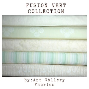 Puede incluir: Una pila de rollos de tela en varios tonos de verde y blanco. Los rollos muestran diferentes patrones, incluyendo diseños florales, a rayas y geométricos. El texto "FUSION VERT COLLECTION" y "by: Art Gallery Fabrics" están impresos.