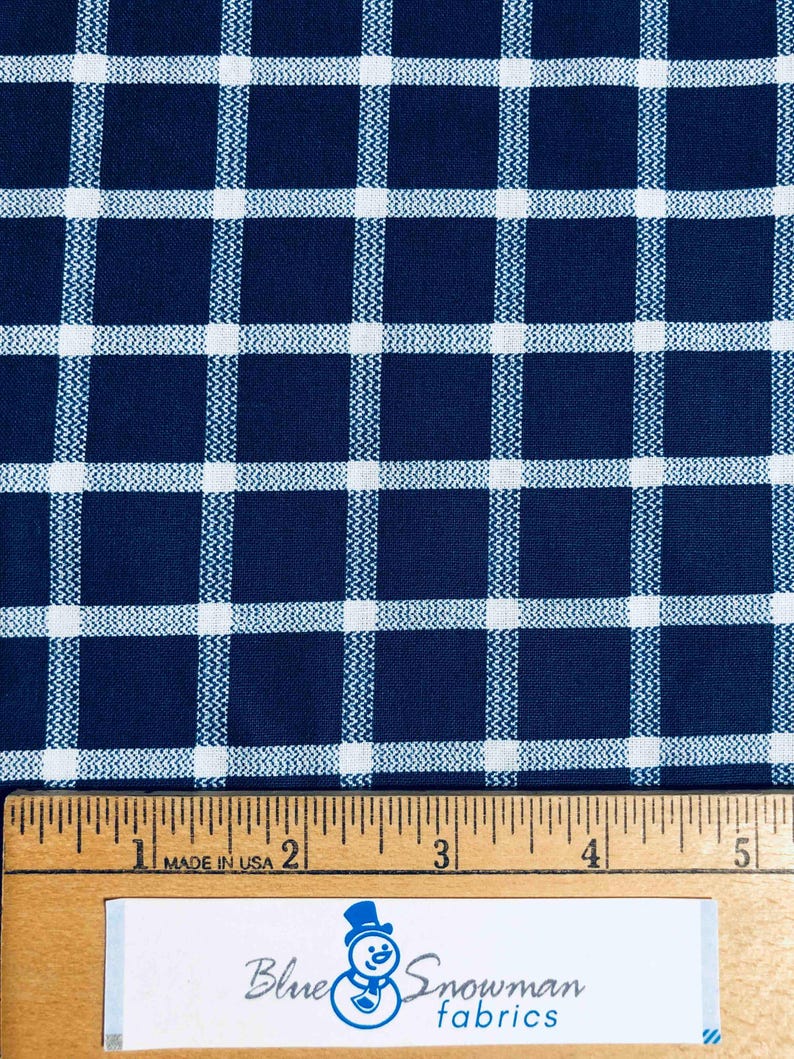 Puede incluir: Tela a cuadros azul marino y blanco con una regla blanca que mide 12,7 cm. La regla tiene el texto "Made in USA" impreso en ella. La tela tiene una textura tejida.