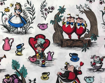 Può includere: Tessuto bianco con illustrazioni di Alice nel Paese delle Meraviglie. Il design include Alice, la Regina di Cuori, il Cappellaio Matto, lo Stregatto e altri personaggi, insieme a tazze da tè, teiere ed elementi floreali.