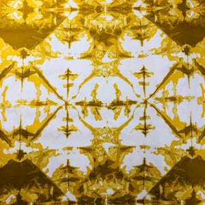 Könnte beinhalten: Ein sich wiederholendes Muster aus gelben und weißen abstrakten Formen. Das Design zeigt rauten- und sternartige Formen in verschiedenen Gelb- und Goldtönen vor einem weißen Hintergrund. Der Gesamteffekt erinnert an Batik- oder Batikstoff.