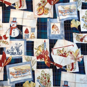 Puede incluir: Una tela con un diseño de cuadros azules y verdes, con parches cuadrados con ilustraciones de invierno y otoño. Incluyen un muñeco de nieve, un trineo, un pájaro y una mandolina. Hojas rojas y amarillas están dispersas.