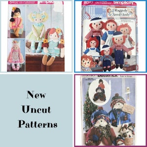 Puede incluir: Una colección de cuatro patrones de costura nuevos y sin cortar para hacer muñecas. Los patrones incluyen un conjunto de muñecas Raggedy Ann y Andy, una familia de muñecos de nieve y otros dos patrones de muñecas. Los patrones están todos en papel blanco con ilustraciones coloridas.