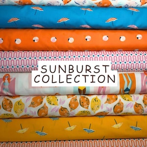 Puede incluir: Una pila de rollos de tela coloridos con varios patrones de temática veraniega. Los diseños incluyen sombrillas de playa, limones y formas geométricas. El texto "SUNBURST COLLECTION" se muestra en un rectángulo blanco.