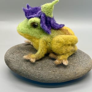 Bullfrog, Purple Flower, Green Frog, Needle Felted Frog, Handmade Gift, Felted Flower, Unique Gift, Nature Sculpture, Frog Sculpture