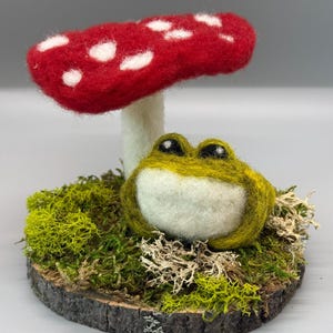 Green Frog and Red Mushroom, Needle-felted Frog, Needle-felted Mushroom, Unique Gift, Felted Sculpture, Small Frog, Frog Sculpture