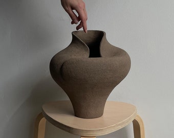 Handgefertigte Keramikvase, minimalistisches modernes Dekor, braune Keramikvase, Designvase, Wohndekor, abstraktes Keramikgefäß, einzigartige Keramikvase