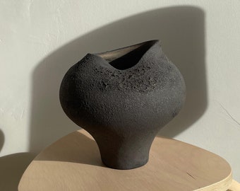 Schwarze strukturierte Keramikvase, handgefertigte moderne Vase, nordisches Dekor, Keramikgefäß, Wohndekoration, handgefertigte Designvase, schwarze Vase