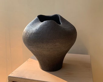 Handgefertigte schwarze Keramikvase, handgefertigte moderne Vase, nordisches Dekor, schwarzes Keramikgefäß, Wohndekoration, handgefertigte Designvase, einzigartige Vase