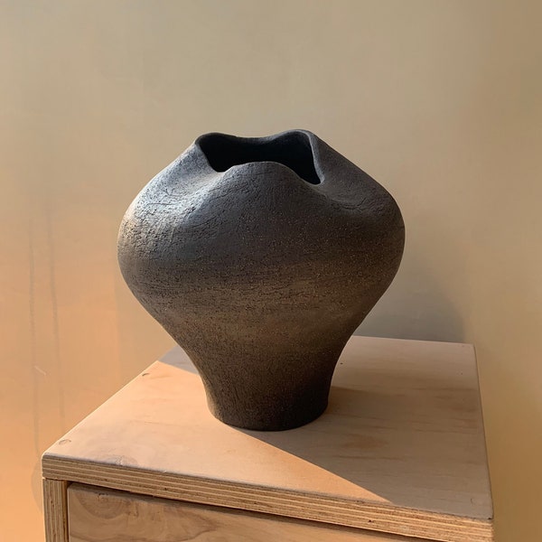 Handgefertigte schwarze Keramikvase, Handgefertigte moderne Vase, nordisches Dekor, schwarzes Keramikgefäß, Wohndekor, handgemachtes Design, einzigartige Vase