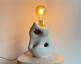 Skulpturale Tischlampe aus Keramik, handgefertigte Keramik, Art-Deco-Lampe, Abstrakte Skulptur, Beige Keramikbeleuchtung, einzigartiges Wohndekor, Designerlampe