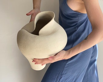 Handgefertigte Keramikvase, moderne Vase, Wohnkultur, beige Keramikvase, abstraktes Keramikgefäß, einzigartige Keramikvase, minimalistisches modernes Dekor