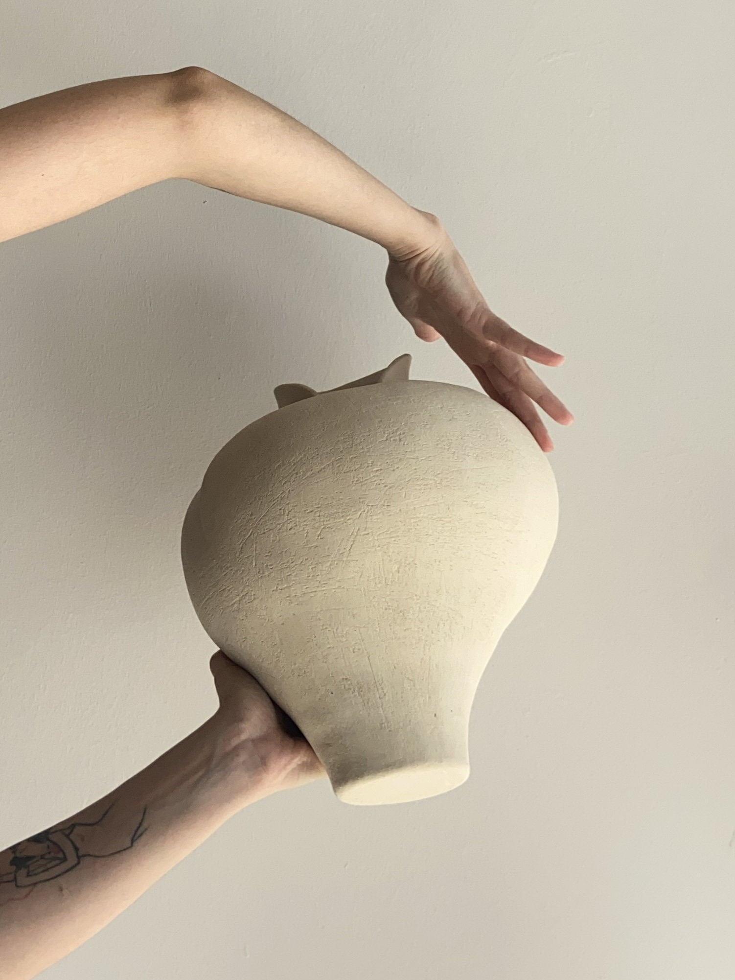 Handgemachte Keramikvase Mit Griff - Bunte Streifen Für Wohnzimmer & Co