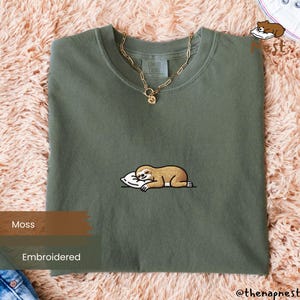 休息するナマケモノの刺繍入りシャツ｜ミニマルなナマケモノTシャツ｜心地よい自然素材の服｜スローライフギフト