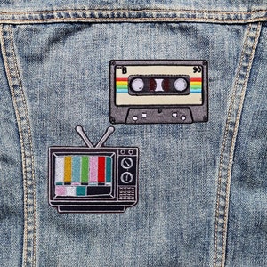 Retro tv-cassette met regenboogpatch! Geborduurd opstrijkbaar – grappige meme - jaren 80, 90 VHS vinylplaten LP Vintage