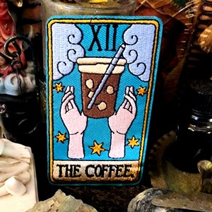 Parche bordado con la carta del tarot para amantes del café: termoadhesivo para mochila, bolso, sombrero o chaqueta. Coffee House Tea Magic Reading Lover Book Worm