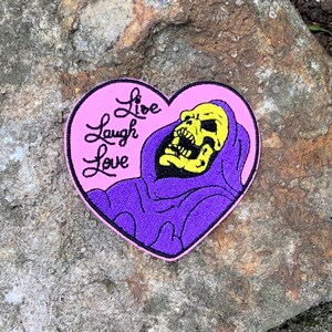 Skeletor Live Life Love Meme inspirerende patch geborduurd opstrijkbaar voor rugzak, tas, hoed, jas - jaren 80 retro vintage He-Man cartoon