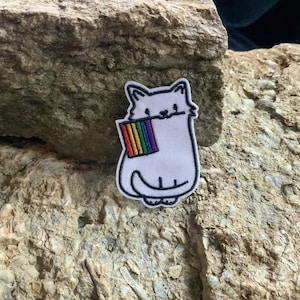 RAINBOW KITTY - Inspirerende patch geborduurd - opstrijkbaar voor rugzak, tas, hoed, kattenliefhebber regenboog LGBTQ homoprijs vlag cadeau